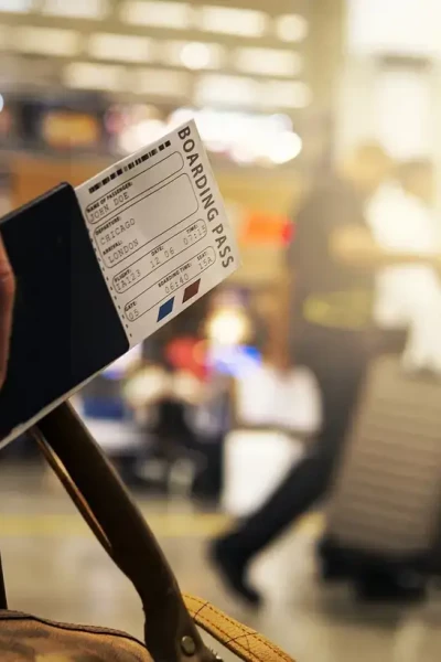 Billet d'embarquement à l'aéroport, main tenant passeport.